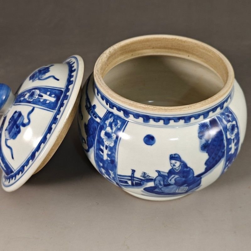 Small Blue and White Porcelain Ginger Jar with Lid – Hand Painted Figure & Landscape Motif (2)