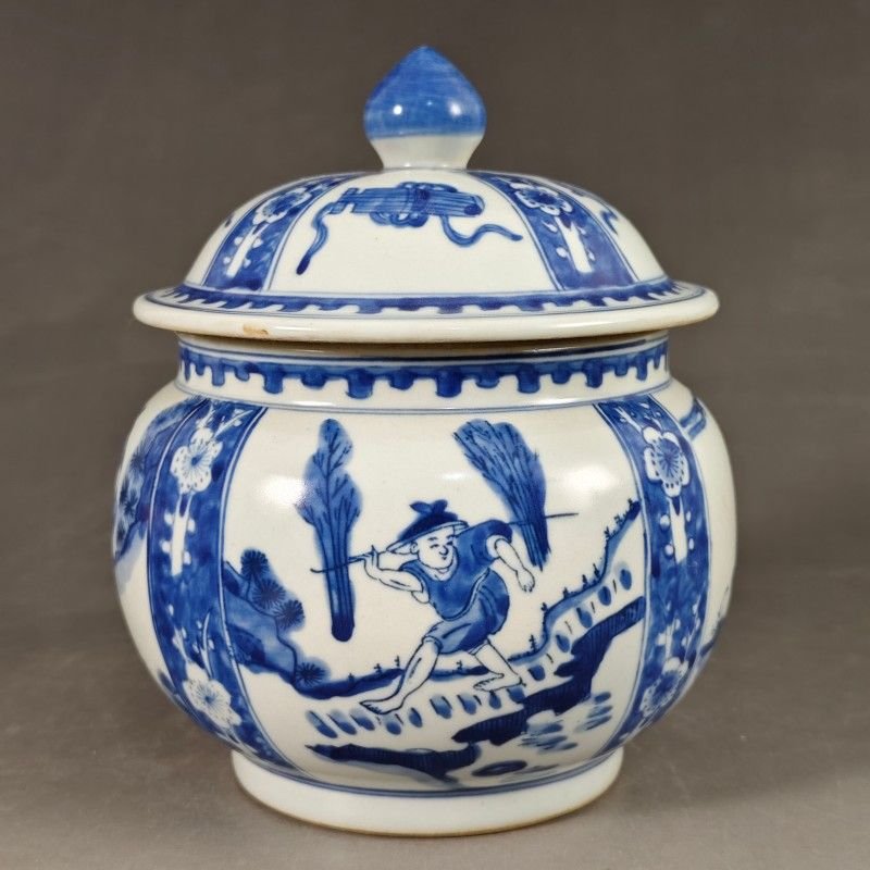 Small Blue and White Porcelain Ginger Jar with Lid – Hand Painted Figure & Landscape Motif (8)