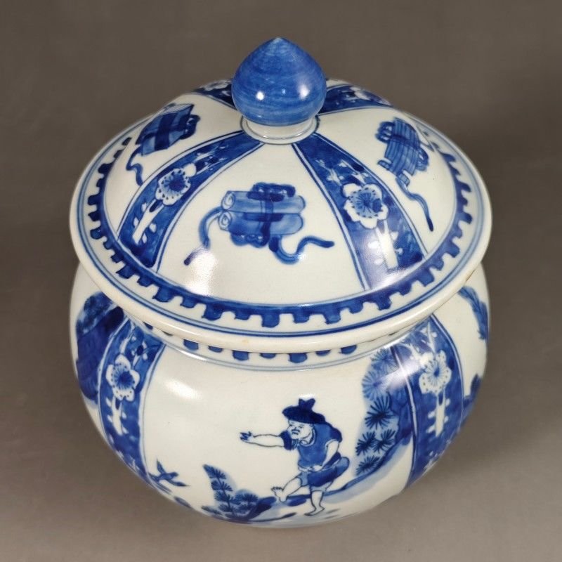 Small Blue and White Porcelain Ginger Jar with Lid – Hand Painted Figure & Landscape Motif (9)