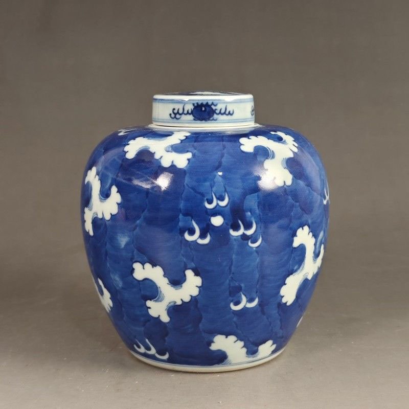 Small Blue and White Porcelain Jar with Lid – Reverse Dragon & Cloud Motif (6)